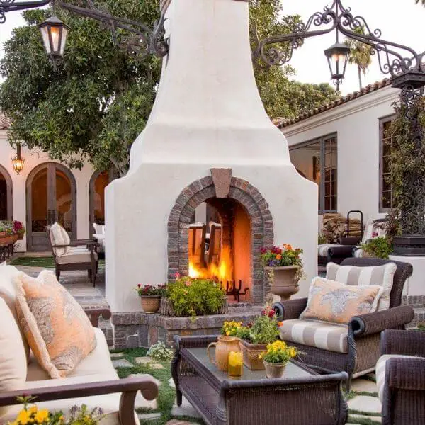 Cozy Outdoor Fireplace for Warmth and Style