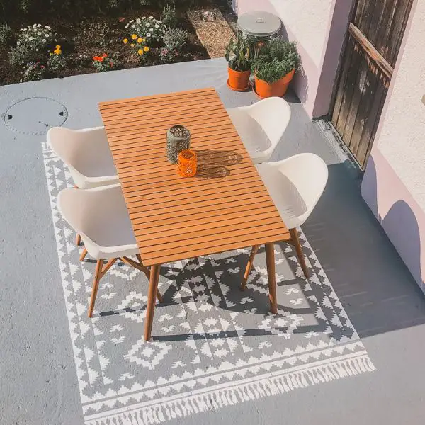 Paint a Faux Rug Directly onto the Concrete