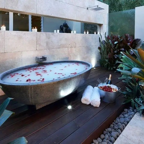  Luxurious Spa-Like Outdoor Bathroom