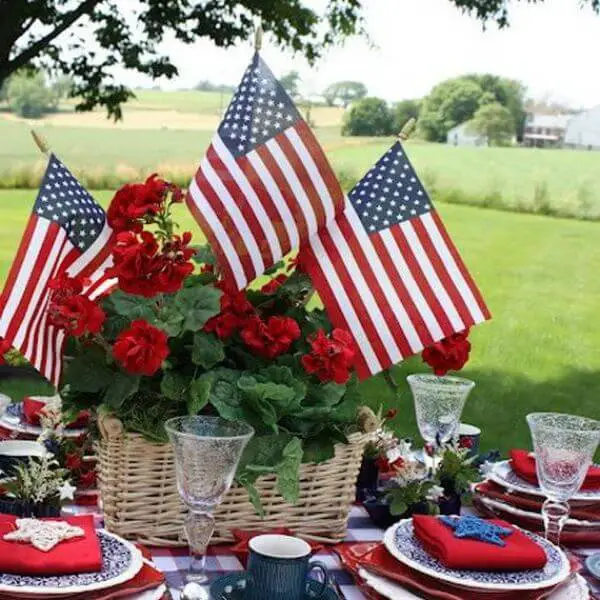  Use American Flag Tableware for an All-American Feast