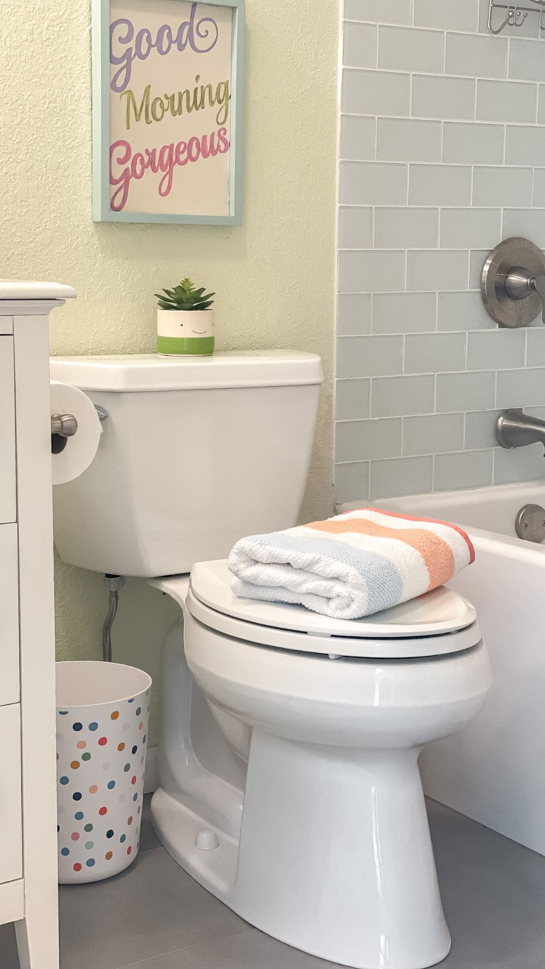  Gender-Neutral Kids Bathroom Design with Neutral Tones